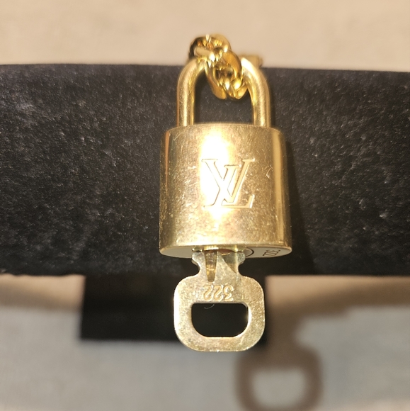 AUTHENTIC LOUIS VUITTON NEW LOCK AND KEY, NUMBER 322. AND INCLUDE GOLD P. CHAIN - Picture 3 of 13